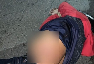 Vítima caída na avenida Ataíde Teive após ser baleada (Foto: Divulgação)