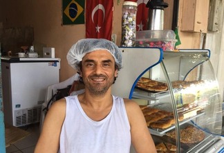 Levent Arıkoğlu é turco e tem uma lanchonete no centro de Boa Vista (Foto: Aysha Baydoun)