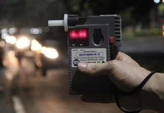 Dirigir alcoolizado é crime de trânsito, com pena de seis meses a três anos de prisão| Foto: Divulgação/Detran