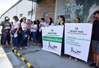 Pais durante manifestação em frente a sede da empresa em Boa Vista (Foto: Nilzete Franco/FolhaBV)