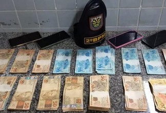 Dinheiro encontrado na casa do suspeito (Foto: Divulgação)