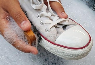 Antes de colocar os calçados dentro da máquina de lavar, tire o excesso da sujeira (Foto: Divulgação)