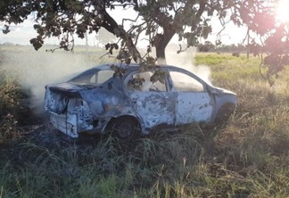 Veículo incendiado era um Volkswagen Voyage preto (Foto: Divulgação)