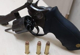 O homem é acusado de posse de arma de uso permitido e comércio ilegal de arma de fogo (Foto: Divulgação/Polícia Civil)