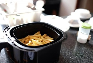 Com a airfryer é possível fritar os alimentos sem o uso do óleo ou azeite (Foto: Divulgação)