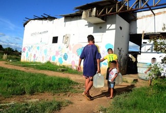 Moradores da ocupação Coronel Monteiro, no 13 de setembro, pedem água dos vizinhos para sobreviver (Foto: Nilzete Franco/ Folha BV)