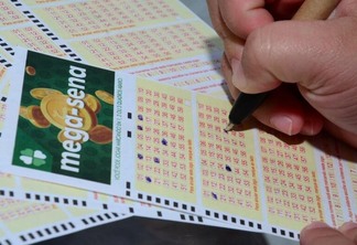 As apostas podem ser feitas até ás 18h do dia do sorteio, em qualquer lotérica do país ou pela internet, no site da Caixa Econômica Federal (Foto: Nilzete Franco/Folha BV)
