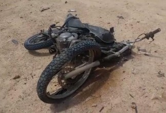 Moto ficou destruída com o impacto do acidente (Foto: Reprodução)