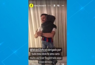 Meia Trocada abraça Falcão em hotel (Foto: Reprodução)
