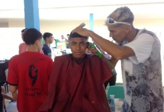 Jovens e adultos foram a maioria das pessoas que realizaram corte de cabelo (Foto: Divulgação)