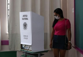Eleitora vota durante segundo turno das eleições de 2020, em São Paulo (Foto: Rovena Rosa//Ilustração/Agência Brasil)