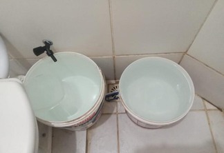 A moradora afirma que precisa tomar banho com baldes quase todos os dias, porque a água não sobe para o chuveiro.

(Foto: Arquivo/FolhaBV)