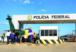 Momento em que o helicóptero é colocado para dentro da sede da Polícia Federal (Foto: Nilzete Franco/Folha BV)