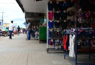Movimentação em rua comercial de Pacaraima (Foto: Nilzete Franco/FolhaBV/Ilustração)