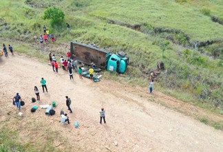 O caminhão que transportava dezenas de pessoas tombou (Foto: Divulgação)
