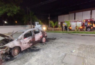 O carro ficou totalmente destruído (Foto: Marília Mesquita/Folha BV)