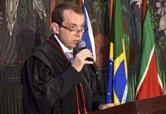 O desembargador Erick Linhares em discurso de posse (Foto: Nucri TJRR)