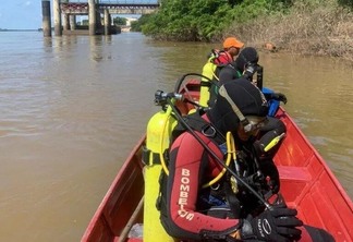 Naufrágio da embarcação ocorreu no rio Branco, próximo a Orla de Caracaraí, a cerca de 140 km de Boa Vista (Foto: Divulgação/Corpo de Bombeiros)