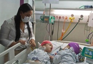 Hospital cedeu um quarto para a mãe e ela passou a praticamente morar no hospital com os gêmeos (Foto: Divulgação)