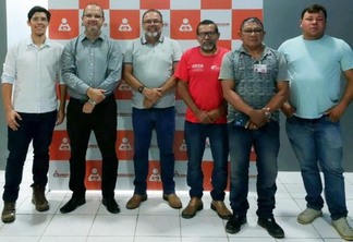 Representantes dos sindicatos após reunião sobre reajuste salarial (Foto: Divulgação)