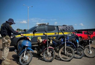 PRF entregou na Delegacia Especializada em Roubos e Furtos de Veículos da Polícia Civil (DRRFVAT) 5 motocicletas (Foto: Divulgação)