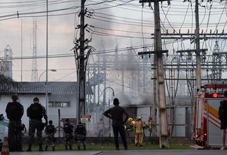 Fogo atingiu equipamento de energia (Foto: Néia Dutra /FolhaBV)