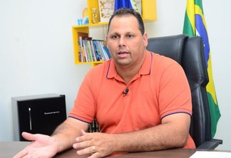 O prefeito Juliano Torquato durante entrevista em março (Foto: Nilzete Franco/FolhaBV)