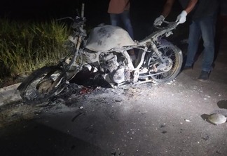Com o impacto, a motocicleta entrou em chamas (Foto: Divulgação)