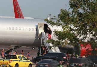 Vários vídeos já circulam nas redes sociais mostrando o momento em que os músicos desembarcam do avião no aeroporto de Manaus (Foto: Junio Matos/ A Critica)