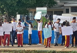 Estudantes levantaram cartazes em frente a Escola (Foto: Divulgação)