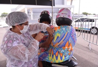 Vacinação era realizada até 17h no local (Foto: Giovani Oliveira/Semuc)