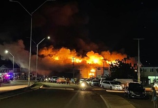 Foto mostra de longe a dimensão do incêndio (Foto: News Room)
