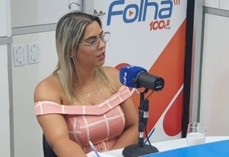 A candidata a vice-governadora Lia Michelli durante o programa Agenda da Semana, da Folha FM (Foto: Lucas Luckezie/FolhaBV)