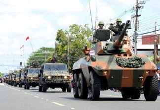 Tropas do Exército passam pela avenida Ene Garcez, no Centro de Boa Vista (Foto: Nilzete Franco/FolhaBV)