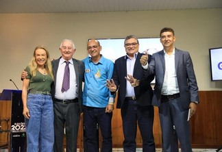 Os candidatos ao governo do estado ao final do debate da FolhaBV