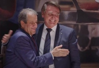 O presidente Jair Bolsonaro abraça o presidente do PL, Valdemar Costa Neto Reprodução/Youtube