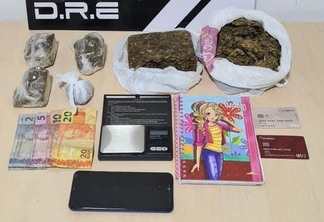 Os policiais apreenderam mais 200 gramas de skank, uma balança de precisão e R$ 70,00. (Foto: Divulgação)