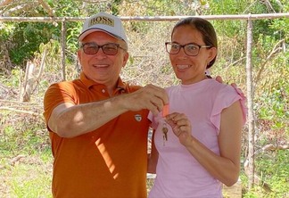Rosilene Pereira Brandão recebe chave da casa situada no assentamento Cupiúba (Foto: Divulgação/Incra Roraima)