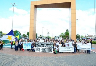 Protesto de profissionais e estudantes da Enfermagem no Portal do Milênio, em Boa Vista (Foto: Nilzete Franco/FolhaBV)