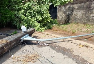 Vendaval também derrubou vários postes pela cidade (Foto: Nilzete Franco/FolhaBV)