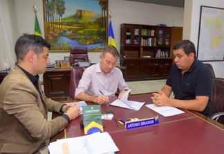 Reunião no Palácio Senador Hélio Campos contou com o governador, o presidente da Assembleia e o secretário de Planejamento (Foto: Fernando Oliveira/Secom-RR)