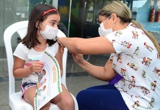 De acordo com o Ministério da Saúde, manter a situação vacinal em dia aumenta a proteção contra as doenças imunopreveníveis e evita a ocorrência de surtos e hospitalizações.