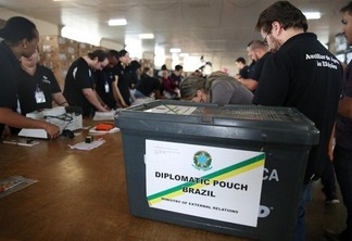 Urnas sendo preparadas para o envio ao exterior (Foto: Agência Brasil)
