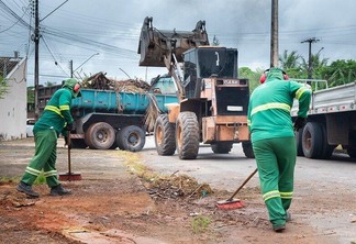 A equipe de limpeza esteve na rua Rio Verde, no bairro Bela Vista com os serviços de retirada de entulhos e galhadas. (Foto: Divulgação)