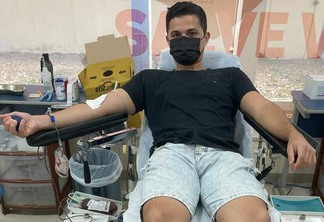 Por incentivo do irmão, Tony Pan resolveu doar sangue pela primeira vez (Foto: Ascom/SESAU)