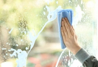 Uma das dicas mais eficazes na limpeza de qualquer tipo de vidro é a utilização de detergente neutro e/ou limpa-vidros (Foto: Divulgação)