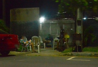 Em algumas das residências  as pessoas colocaram até mesas (Foto: Nilzete Franco/FolhaBV)