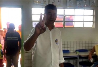 Juraci Escurinho votou na Escola Padrão do município de Caroebe (Foto: Divulgação)