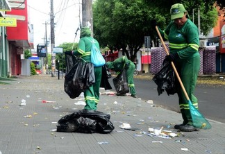 Prefeitura prevê três dias para recolher todo o lixo da cidade (Foto: Nilzete Franco/FolhaBV)
