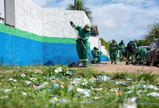 Para recolher os resíduos de propaganda política espalhada na cidade, houve o apoio de todos os trabalhadores da limpeza (Foto: Divulgação)